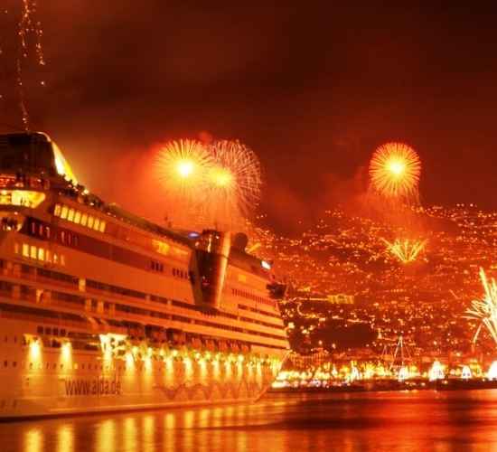 Fogo de artifício na véspera de Ano Novo na Madeira de Barco