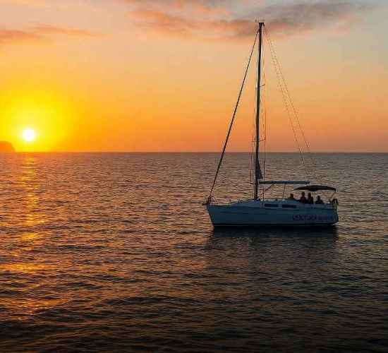 Sunrise Boat Tour with Breakfast in Madeira