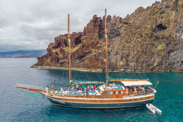 Passeio de barco pelas baías ocidentais da Madeira