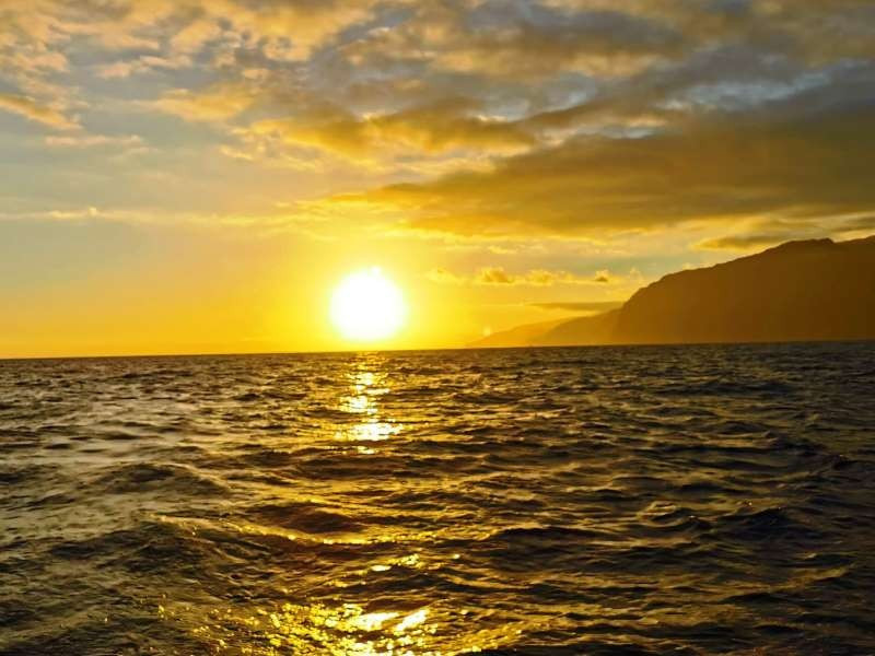 Paseo privado en barco al atardecer desde Funchal