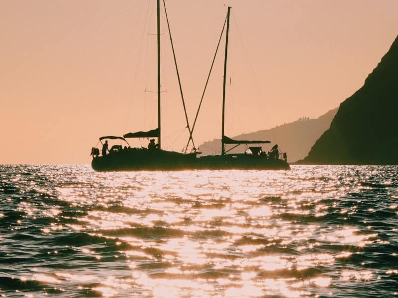 Paseo privado en barco al atardecer desde Funchal