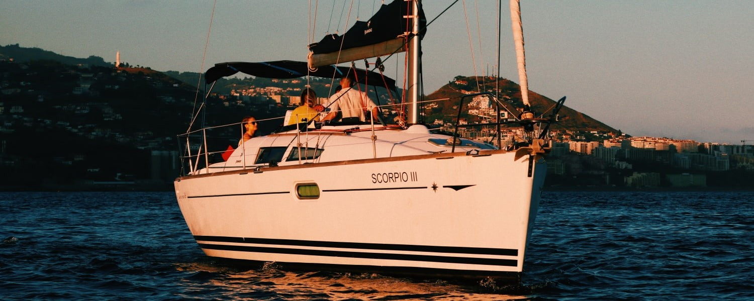 Paseo privado en barco al atardecer desde Funchal