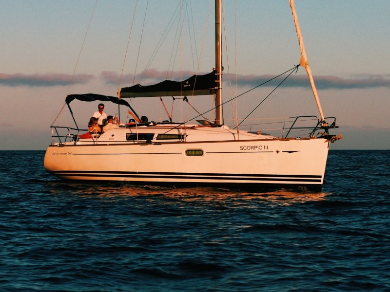 Paseo privado en barco al atardecer desde Funchal